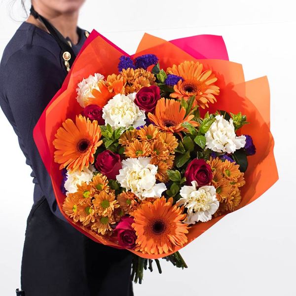 Luxuriöser Blumenstrauß mit gemischtem Arrangement Resim 1