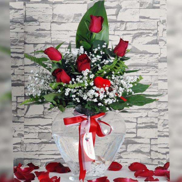 5 red roses in a vase Resim 2