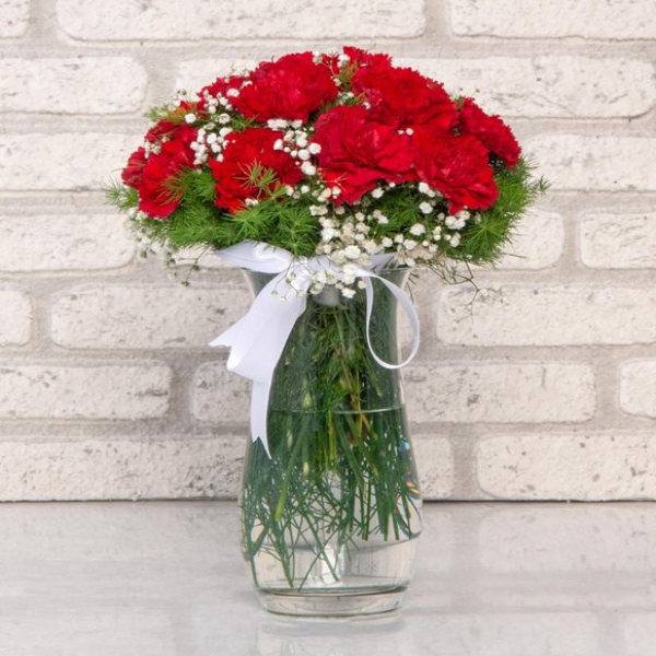 red carnation arrangement in glass vault Resim 2