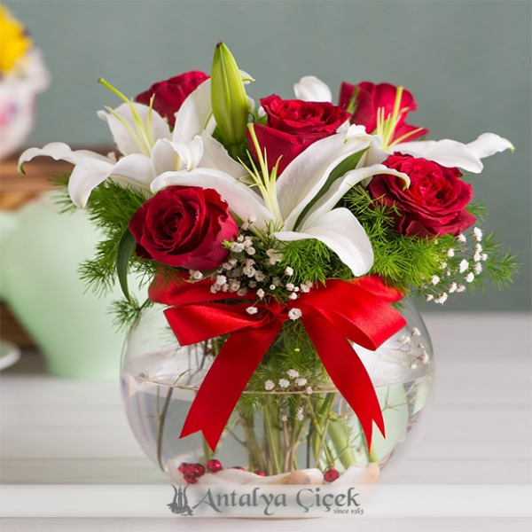 Rote Rosen und Lilien Arrangement