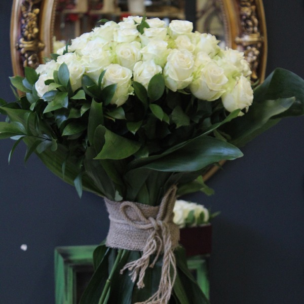 51 White Roses Bouquet Resim 1