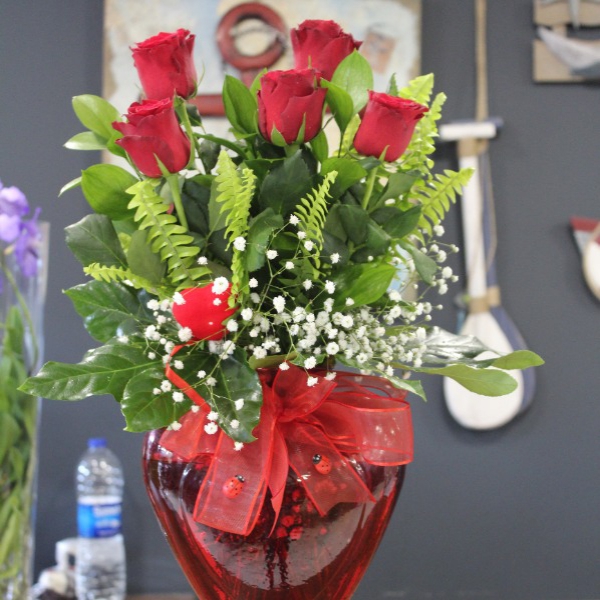 5 Pieces Rose Arrangement in Glass Vase with Hearts