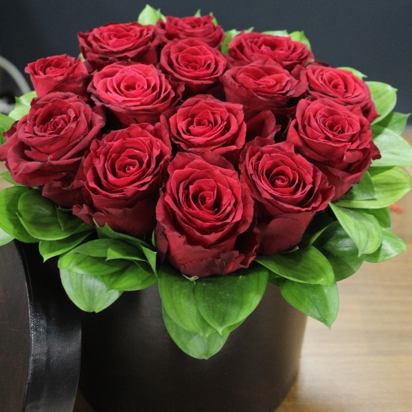 14 imported red roses in a box Resim 1