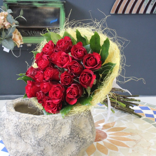 Букет из 19 красных роз Resim 1
